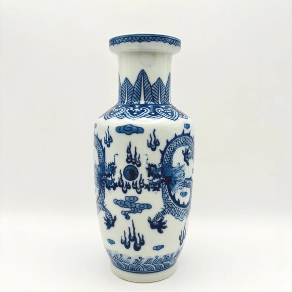 Chinese Blue and White Porcelain Vase With Dragon Design 8" - Picture 2 of 14